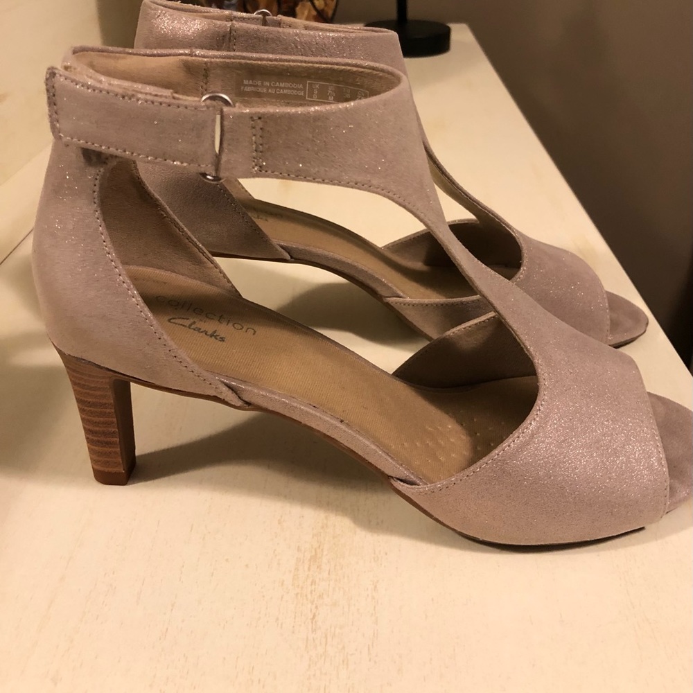 Clarks Ladies Sandals. Size 7.5 US. True to size.